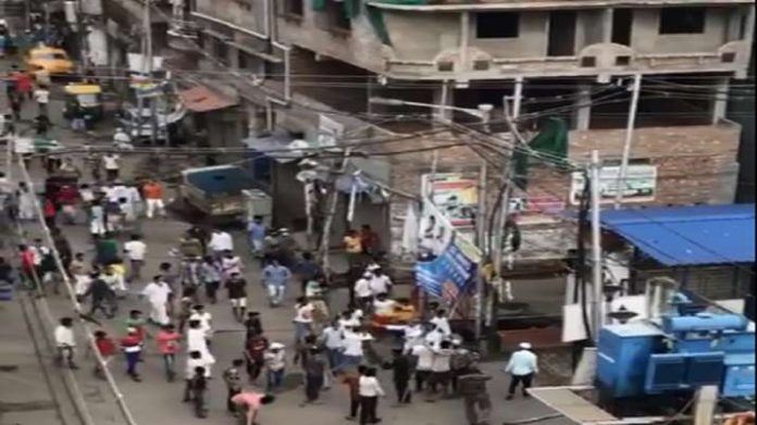 Police were attacked in Howrah, West Bengal while trying to enforce the lockdown