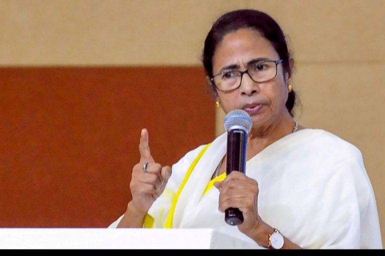 Mamata Banerjee indulges in political blame game amid the Coronavirus crisis, falsely claims Central Govt earlier announced delivery of Rs. 15 lakh to everyone
