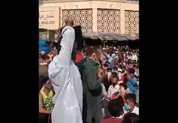 Community leader in Mumbai tries to convince migrants to home in the name of allah