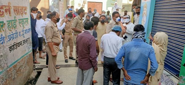 Muslim mob surrounded the Police at Muzaffarnagar