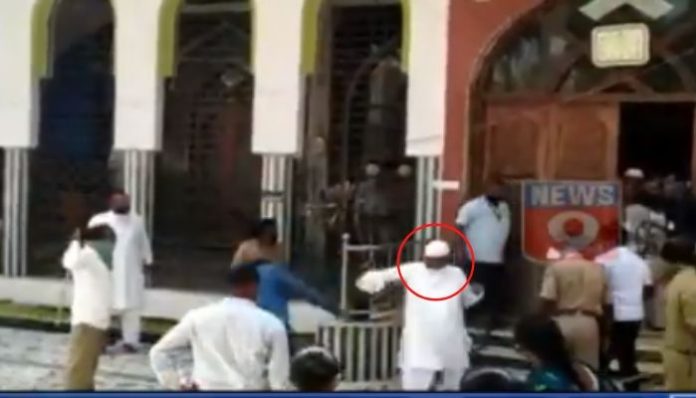 Friday Namaaz proves costly for lockdown violators, gets thrashed by cops