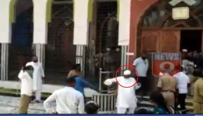 Watch: Karnataka Police lathi-charge people congregated at Mosque for Friday Namaaz amidst Coronavirus lockdown
