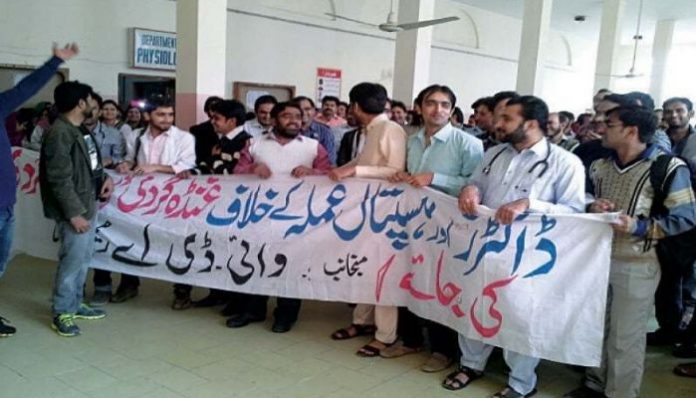 Doctors protest in Pakistan over PPE shortage, rising Coronavirus cases