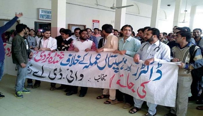 Pakistan: Doctors protest against PPE shortage as 150 medics diagnosed with Chinese coronavirus