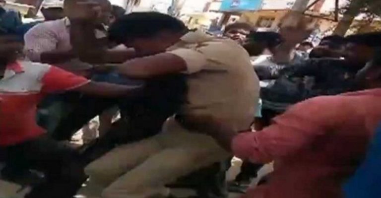 Karnataka: Angry mob thrashes a policeman after their gambling den was raided during the lockdown
