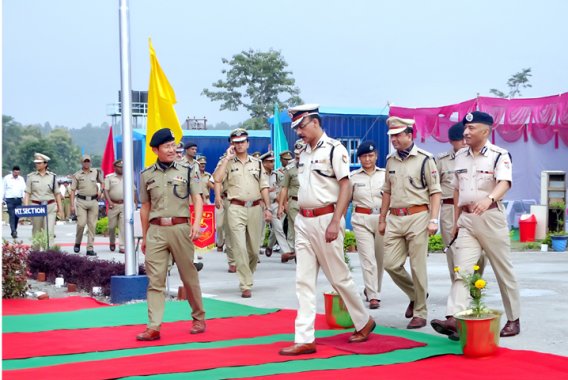 Uttarakhand Police reward the police team who detained 13 persons returning from a Jamaat in Uttar Pradesh