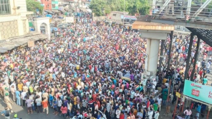 People call out Uddhav Thackeray government's inefficiencies as junior Thackeray proceeds to blame central government for the Bandra migrant crisis