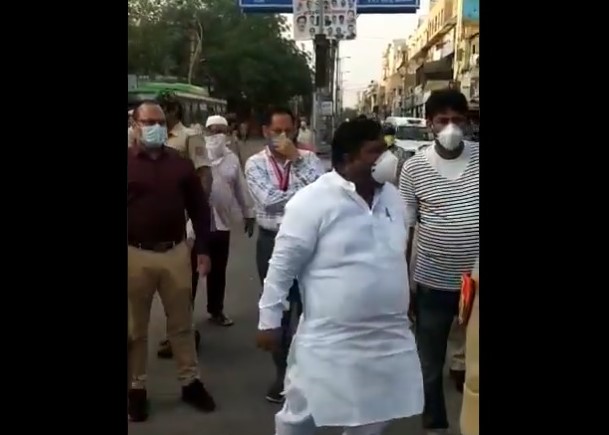 Delhi: AAP MLA Imran Hussain defies lockdown and flouts social distancing norms amid the Coronavirus crisis, gets into a spat with the Police
