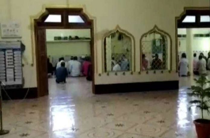 Case registered against 40 Muslim namazis for congregating at a mosque in Chhindwara amidst national lockdown