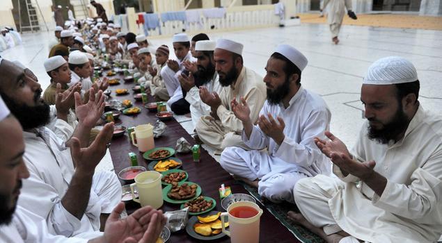 Pakistan's Islamic clerics defy government order, declare that they will continue daily and Friday prayers