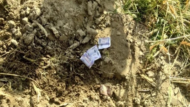 Coronavirus scare: Villagers near Aligarh panic after 2 Bikers throw five ₹100 currency notes on the road after spitting on them