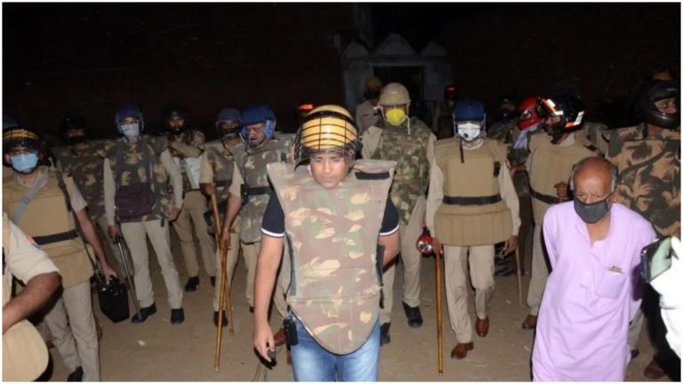 Aligarh: Stone pelted on police by mob gathered at mosque for asking them to follow lockdown and not offer Namaz together