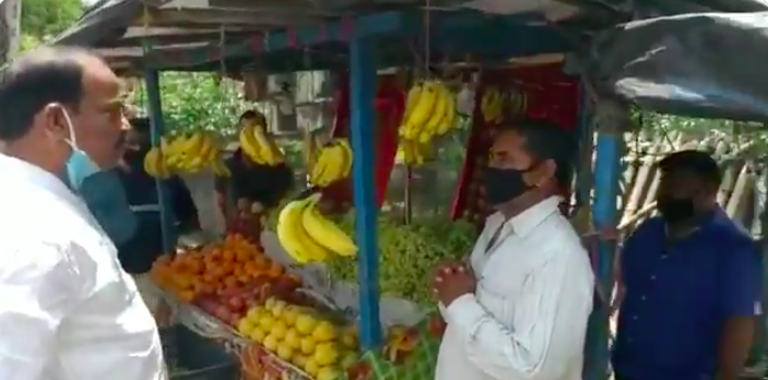Jharkhand: Former Chief Minister Raghubar Das meets the fruit-seller booked for writing ‘Hindu’ on the banner, assures no case will be registered