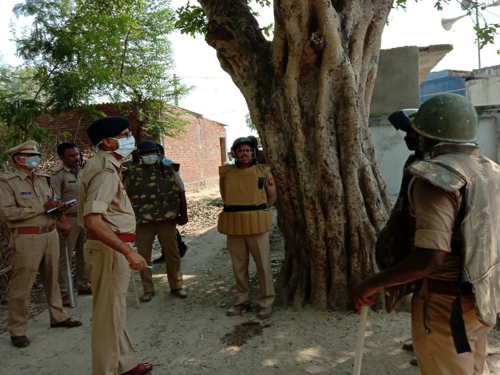 Stone pelting on police in Bahraich as they try to disperse namaaz gathering, two cops severely injured