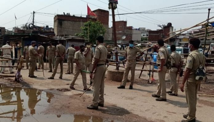 Rourkela: Residents of Nala Road containment zone pelt stones at health workers during contact tracing and sample collection
