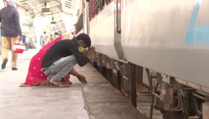 Watch: Migrant worker in Gujarat bows down to her Karmabhoomi