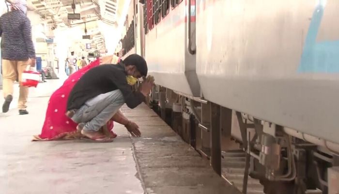 Gujarat: Migrant workers bow down to their ‘Karmabhoomi’ before leaving for their hometown on Shramik Express, promise to return back