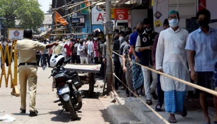 East Delhi: Liquor shops closed after people defy social distancing rules and huddle to buy alcohol