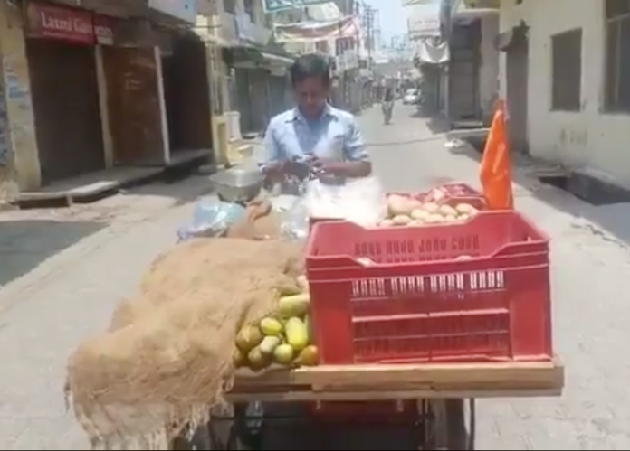 UP Police dodge falling into Islamists' agenda, ignore Bhagwa flag complain, say vendor can sell if he follows lockdown norms