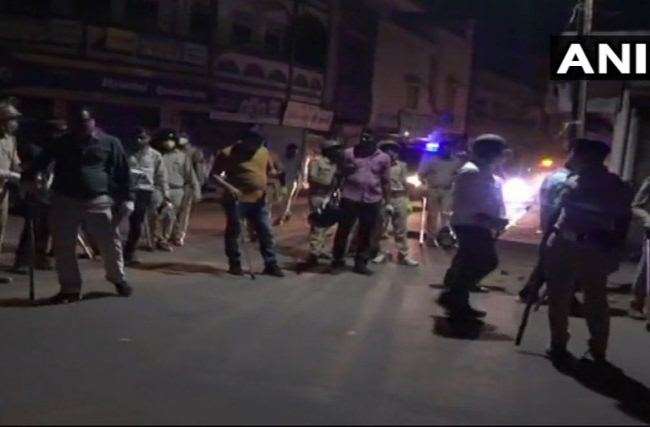 Clash breaks out between police and locals in Godhra when police went to seal  containment zone, stones pelted on police