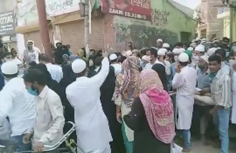 Stone-pelting on policemen by Muslim mobs reported in Bokaro and Bahraich during Friday Namaz, social distancing norms violated in Moradabad