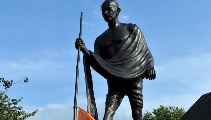 UK: Leicester City Council decides to consider online petition to remove Mahatma Gandhi’s statue, Gandhi supporters hold protest against the decision