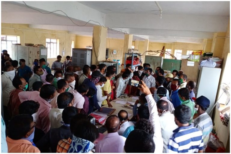Maharashtra: Angry citizens throw chappals on Murgud municipal chief after coronavirus patient was found flouting quarantine. Watch video