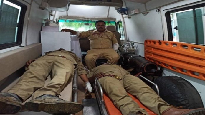 Doctors tending to the injured claimed 4 police officials were injured in the encounter