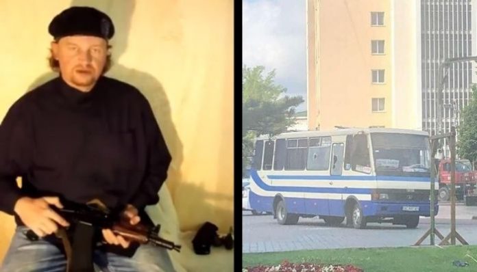 Ukraine: Armed man takes 20 people hostage, releases Youtube video