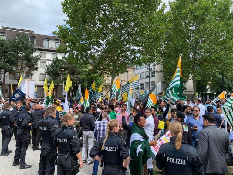 Germany: Pakistanis abuse India and Indian citizen for standing ground and calling out their anti-India slogans in Frankfurt