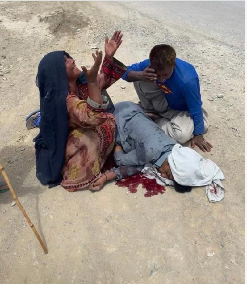 Mother and father of Hayat Baloch crying over the body of their son (Image credit: newsintervention.com)