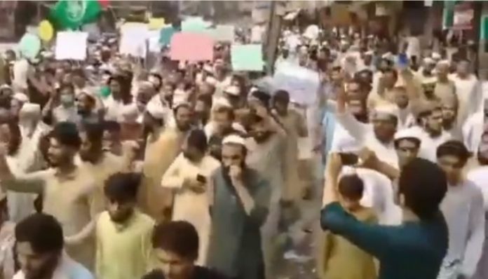 Pakistanis take out a march supporting killer of blasphemy accused