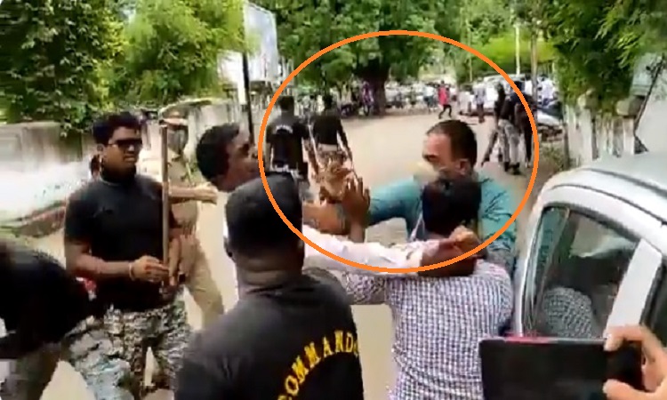 Maharashtra police punch ABVP activists on the face for demanding fee waiver