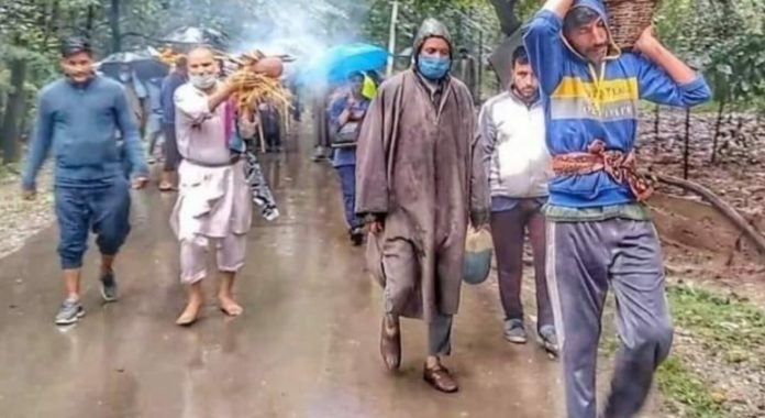 Muslims in Shopian help Pandits perform last ritesof deceased Kashmiri Pandit woman