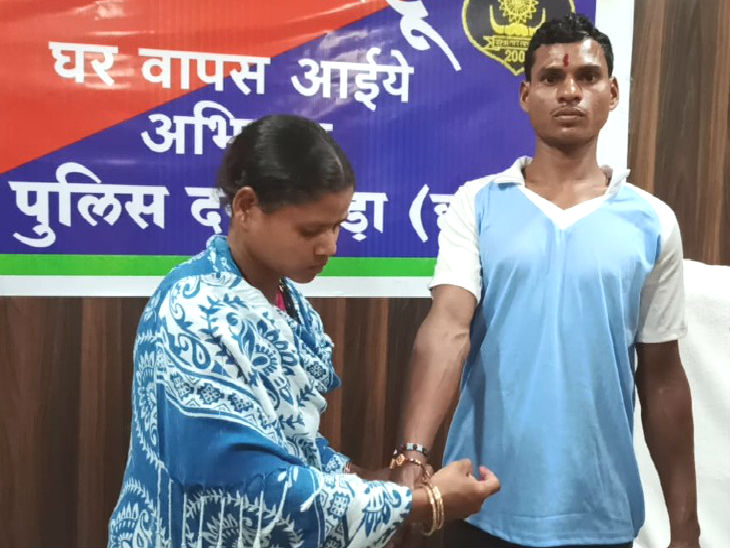 Chattisgarh: Naxal terrorist gives up arms as a gift to his sister on Rakhsabandhan