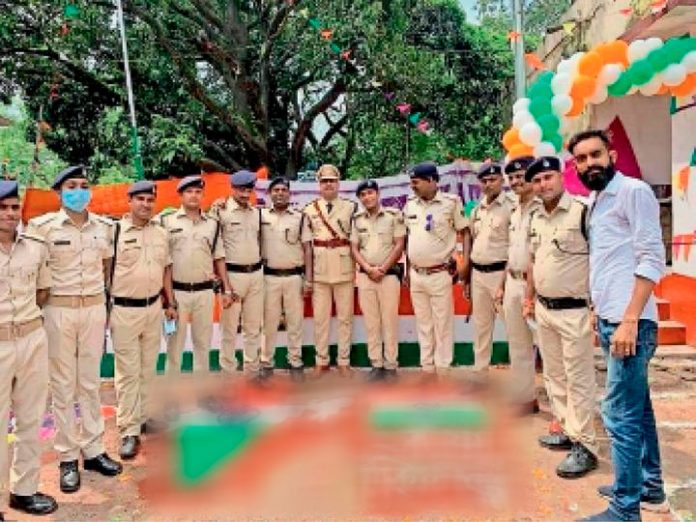 Probe against police personnel for standing on Tiranga