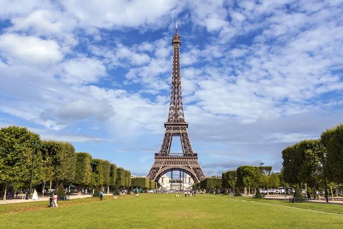 Eiffel Tower in Paris evacuated after bomb threat