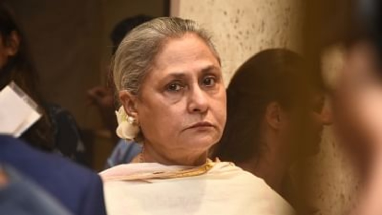 ‘Naukri se nikaal deni chahiye’, Samajwadi Party MP Jaya Bachchan once again loses her cool at fans trying to click her