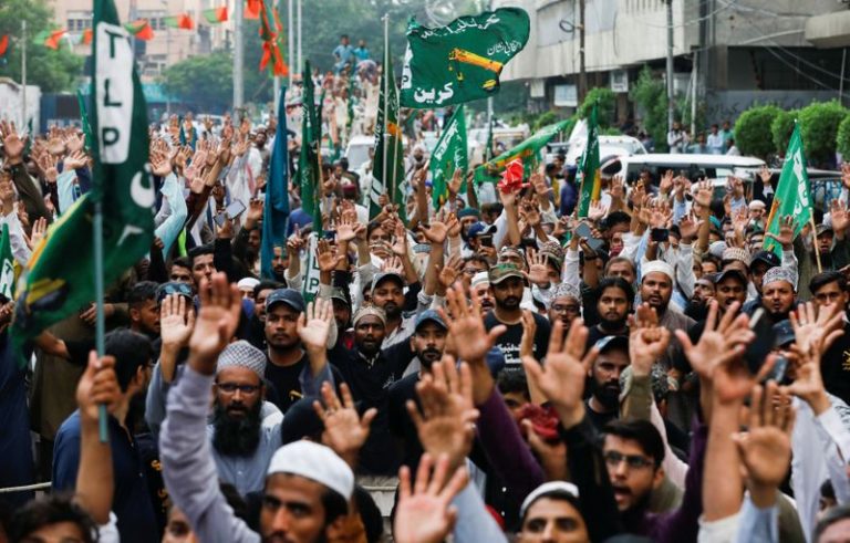 ‘Beheading is the punishment for blasphemers,’ Muslims in Pakistan protest after Charlie Hebdo announces reprint of prophet Mohammad cartoons