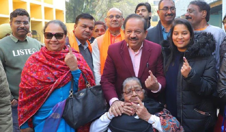 Union Health Minister Dr Harsh Vardhan’s mother donates her eyes, body upon her demise at 89