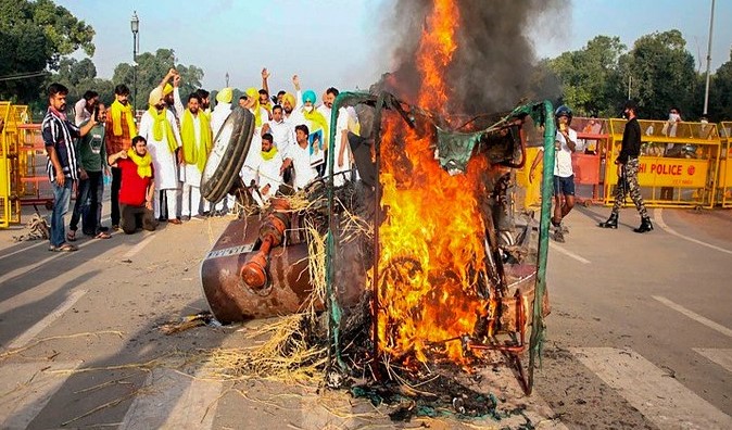 Punjab youth Congress burnt tractor at india gate
