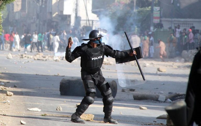 Pakistan in ‘civil war’ mode after Sindh Police and Army clash after police chief was kidnapped. Read details