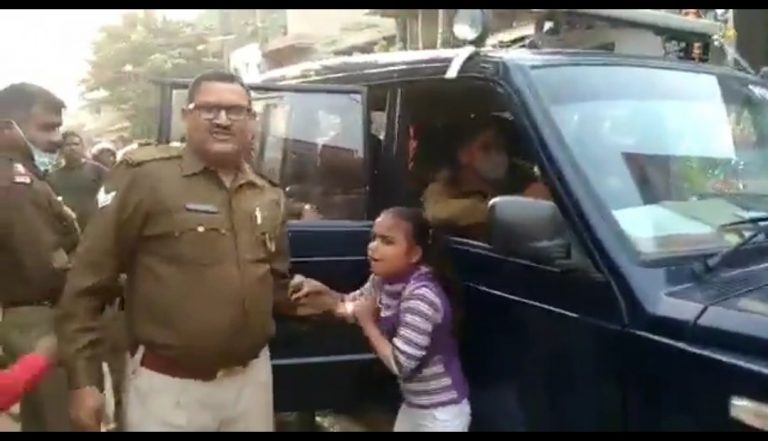 Bulandshahr: Action taken against head constable for insensitive behaviour with children of traders arrested for selling firecrackers
