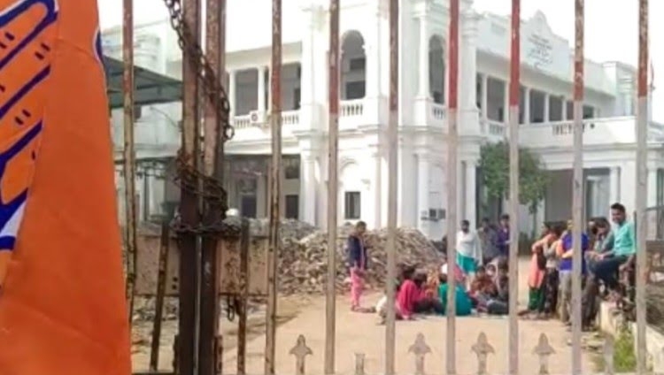 Congress party’s Lucknow office locked by employees over non-payment of salaries, office-bearers blocked from entering the office