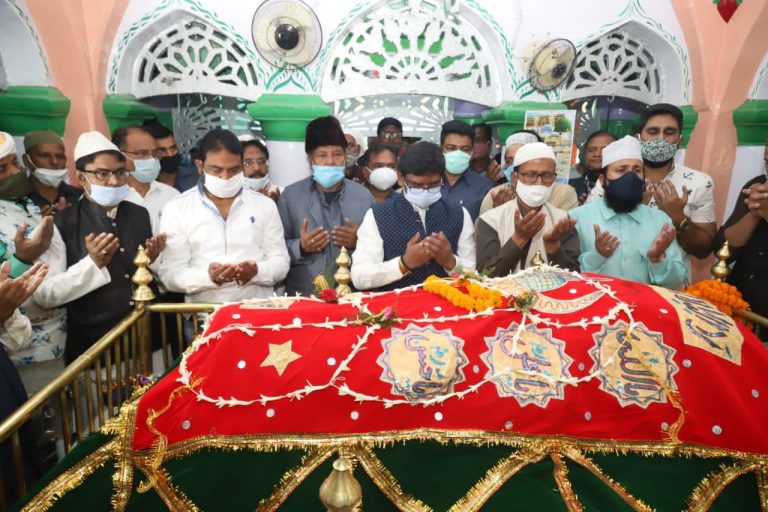 Jharkhand: After participating in ‘Urs’ at Hazrat Qutubuddin Dargah to seek ‘dua’, CM Hemant Soren bans Chhath Puja festivities in water bodies