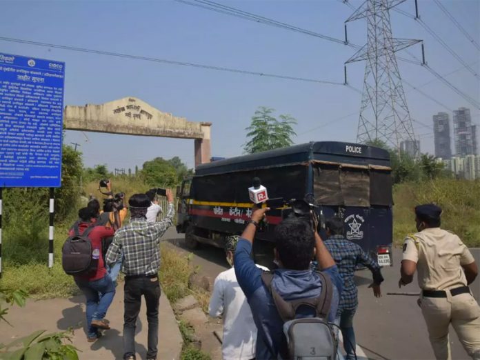Arnab being taken to Taloja Jail