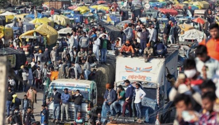 Blocked roads, shut shops, water scarcity: Delhiites suffer due to farmer protests while the state govt welcomes the protesters