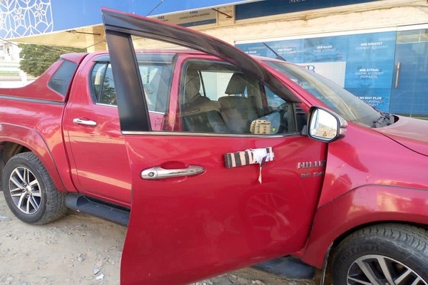 Magnetic bomb planted on Chinese restaurant owner's car in Karachi