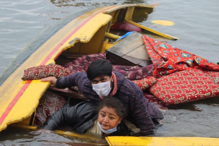 Boat carrying journalists during BJP rally capsizes in Dal Lake, Islamists celebrate on Twitter