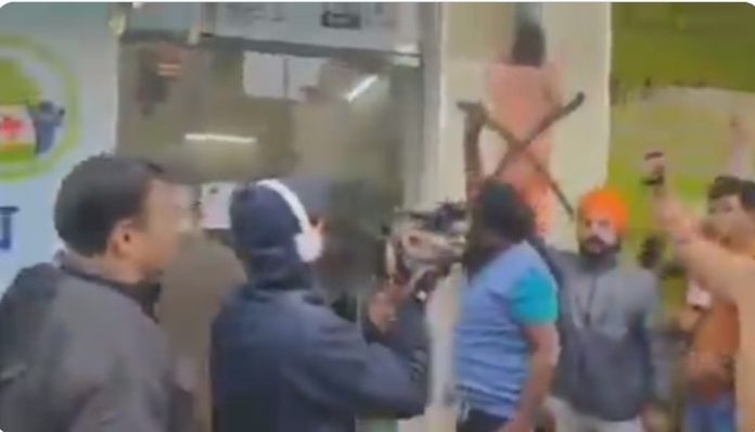 'Protestors' vandalise Patanjali stores, hail Baba Ramdev as 'anti-farmer'